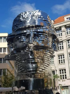 Kafka‑fej (David Černý) kép 2